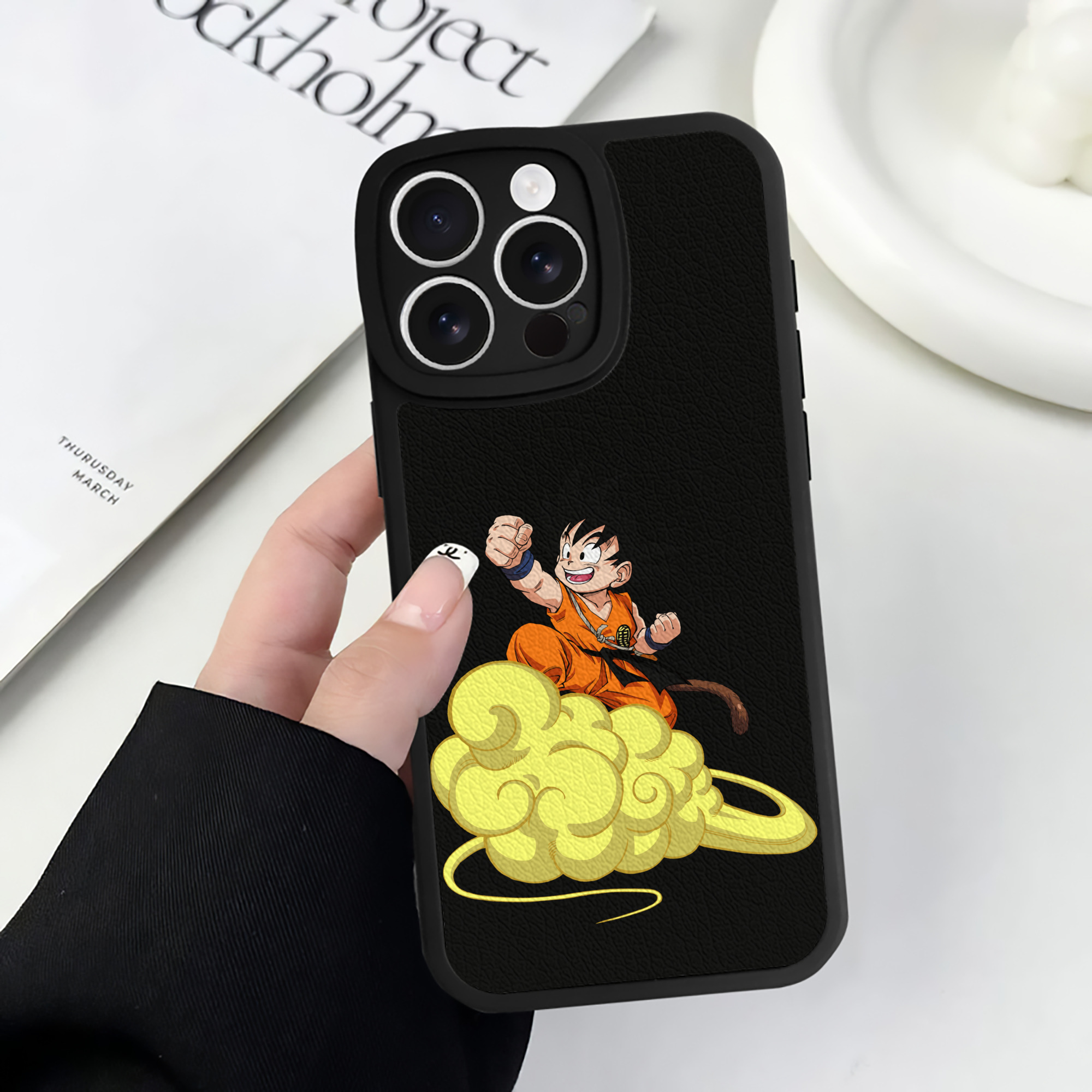 （画像用） ドラゴンボール 孫悟空（そん ごくう）Son Goku カカロット DRAGON BALL Kakarotto 【iPhone 16シリーズ対応】シリコンスマホケース（レザー調） 材質：シリコン